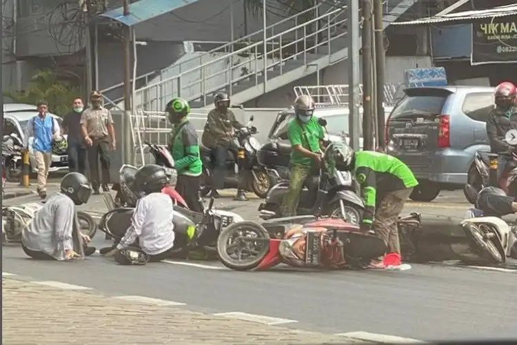 Ini Dia Tips  Bagi Bikers Untuk Melewati Jalanan yang Ketumpahan Oli atau Minyak Goreng