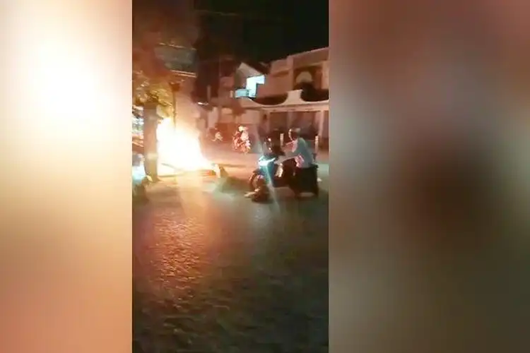 Yamaha Jupiter MX Terbakar Usai Terjatuh Setelah Alami Tabrakan Dengan Honda Vario