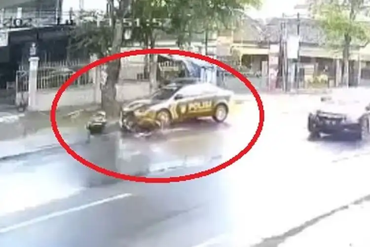 Brakkk, Driver Ojol Ditabrak Mobil Polisi di Tulungagung Sampai Mental, Begini Kelanjutannya