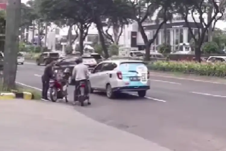 Modus Baru Pemotor di Depan Pom Bensin Tangerang Selatan, Berhenti di Pinggir Jalan dan Buka Jok Motor