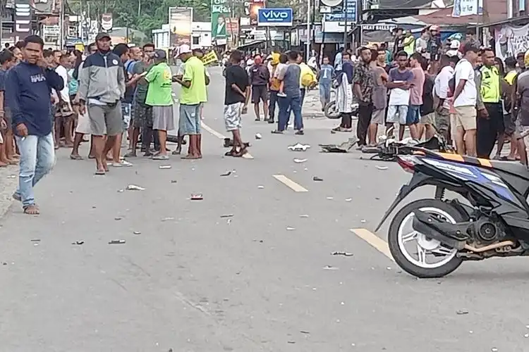 Toyota Hilux Tabrak dan Seret Dua Motor di Manokwari, Warga Berhamburan Kepung Mobil