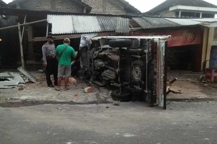 Tidak Kuat Menyalip, Mobil Pikap Tiduran di Pinggir Jalan Setelah Tabrak 3 Motor dan Warung