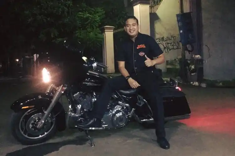Raden Brotoseno Tak Dipecat Karena Prestasi Dan Kelakuan Baik, Intip Posenya Naik Moge