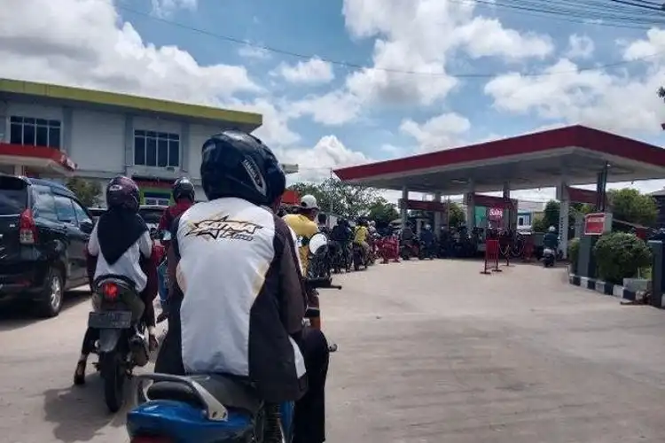 Harga Bensin Pertalite Eceran di Palangkaraya Naik, Antrean Pemotor Mengular di SPBU
