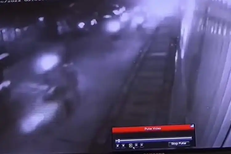 Ngeri, Video Anggota Geng Motor Bacok Warga Pakai Celurit di Gambir, Punggung Korban Terluka