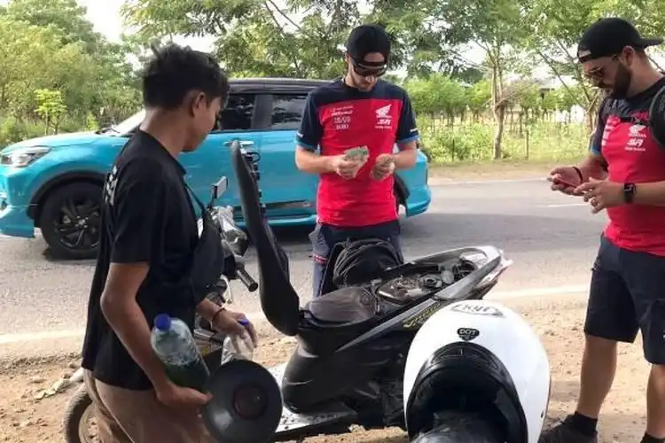 Kocak, Aksi Kru MXGP Samota 2022 Beli Bensin Eceran Pakai Uang Receh Rp 2 Ribuan