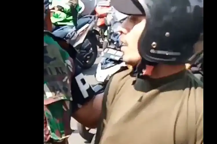 Video Debt Collector Enggak Berkutik, Kepergok Anggota TNI Saat Tarik Motor di Jalan