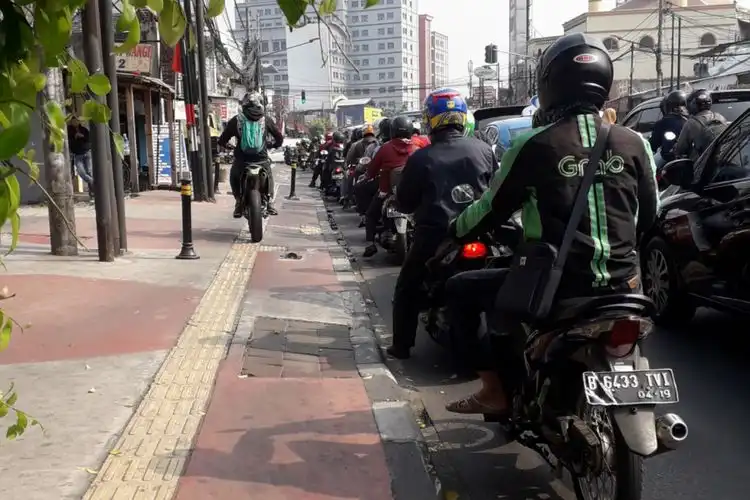Pemotor Naik Trotoar Bakal Jadi Incaran Polisi, Ganjarannya Gak Main-Main