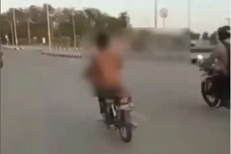 Geger Pemuda Naik Motor Tanpa Pakaian di Jalan Pantura Batang, Netizen Keheranan