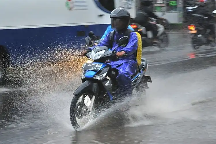 Pemotor Simak Prakiraan Cuaca Jabodetabek Sabtu 8 Oktober 2022 , Waspada Hujan dan Banjir