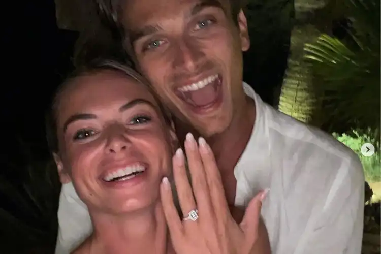 Manfaatkan Liburan Musim Panas, Adik Valentino Rossi Resmi Bertunangan