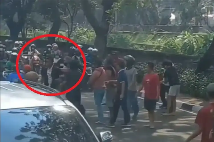 Mencekam, Video Debt Collector Mau Tarik Paksa Motor Saat Idul Adha 2022 Auto Diamuk Massa