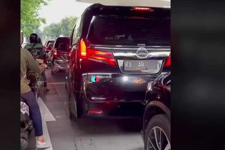 Pejabat Lewat Kerap Dibenci Warga Tapi Toyota Alpard Nopol RI 30 Malah Dipuji Netizen, Punya Siapakah