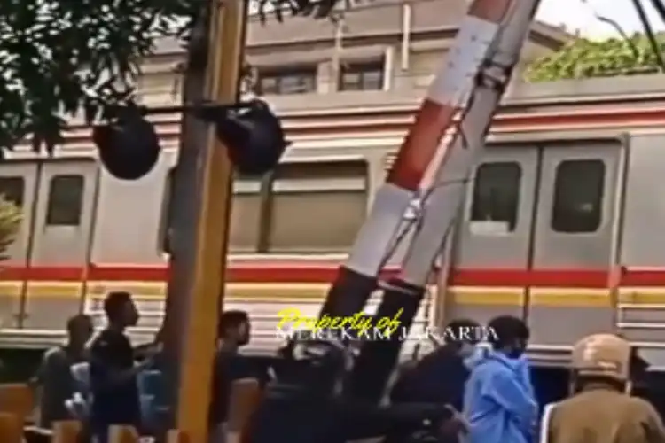 Tragis, Seorang Sopir Ojol Tersambar Kereta Di Palang Pintu Pelintasan KRL Bintaro