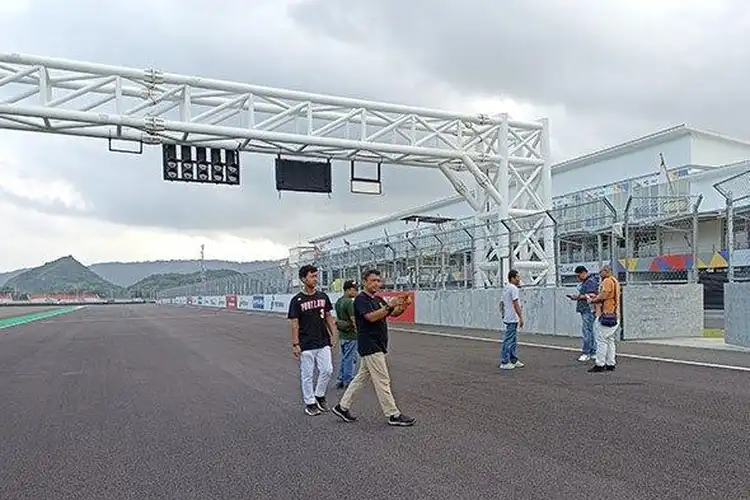 Seluruh Lintasan Sirkuit Mandalika Diaspal Ulang, Garis Start dan Box Start Dibikin Baru