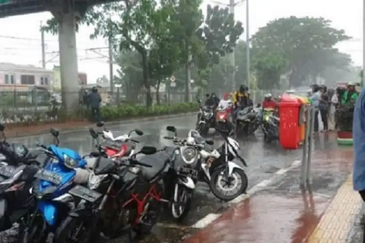 Awas, Jakarta Diprediksi Hujan Disertai Angin dan Petir Minggu 17 Juli, Bikers Siapkan Jas Hujan