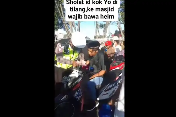 Bikin Geram Netizen Langsung Ditilang Polisi  Begitu Jamaah Keluar dari Masjid Sehabis Sholat Id