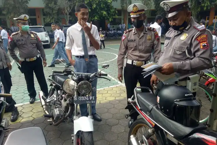 Knalpot Brong, Belasan Pelajar Langsung Kena Tilang Di Dalam Sekolah