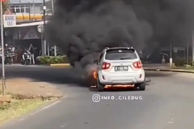 Mencekam, Video Motor Yamaha RX-King Terbakar Dan Sambar Mobil Suzuki Ignis Di Bintaro