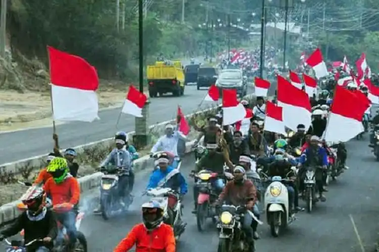 Bikers Diminta Pasang Bendera Merah Putih Mulai Hari Ini, Simak Aturannya