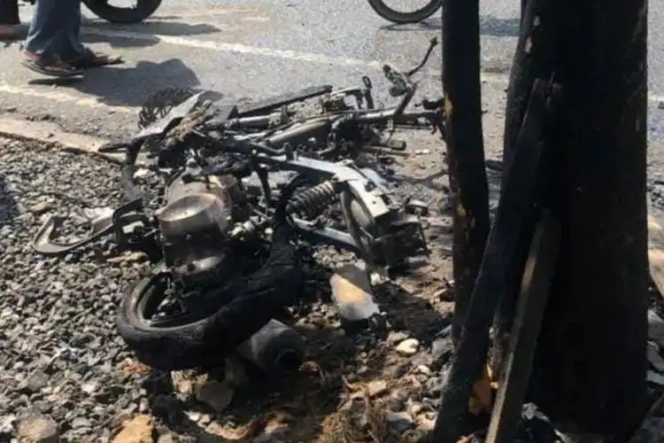 Ngeri, Motor Tabrak Kios Bensin Eceran Hingga Hangus Terbakar di Banjarmasin