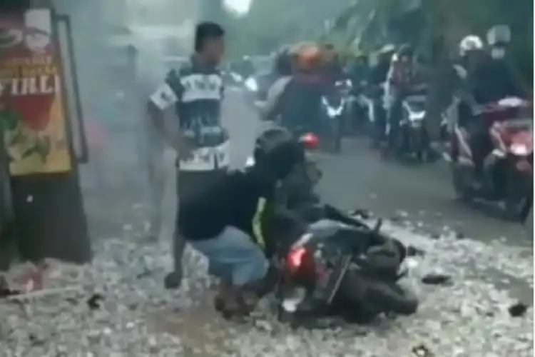 Geger, Video Pemotor Bawa Petasan Tiba-tiba Meledak di Citayam, Netizen: Kagetnya Sampe Rumah Bonge