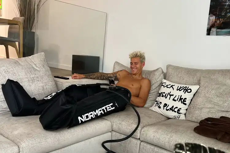 Fabio Quartararo Pakai Alat Pijat Canggih Seharga Honda BeAT, Netizen Salfok Dengan Ini