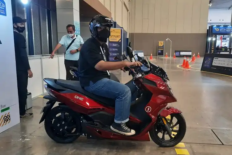 Power Motor Listrik Alva One Beneran Setara Yamaha NMAX 2022 dan Honda PCX 160?
