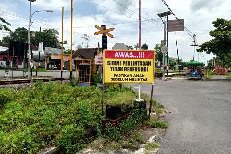Kerap Timbulkan Kecelaakaan Pada Pemotor, Puluhan Palang Pintu Pelintasan Kereta Api Liar Di Jakarta Ditutup