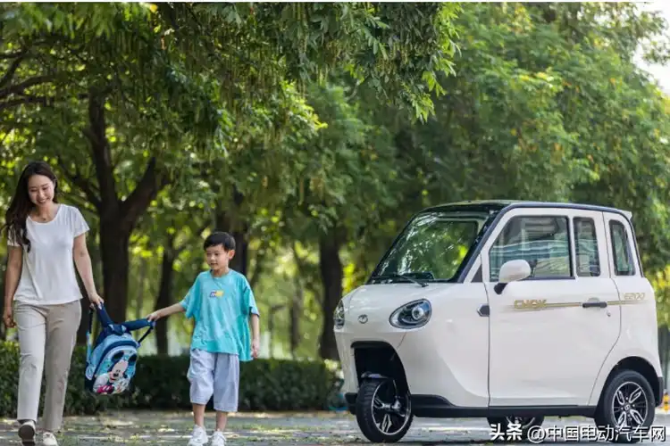 Mirip Bajaj, Motor Listrik Roda Tiga Dengan Atap, Harganya Setara Yamaha NMAX