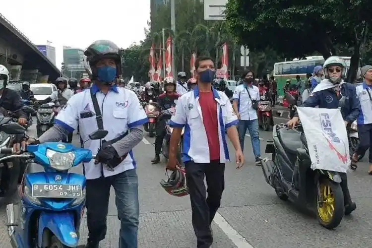 Tolak Harga Pertalite Naik, Buruh Demo Gelar Aksi Dorong Motor Ke DPR