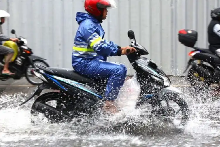 Pemotor Siapkan Jas Hujan, Enggak Sampai Rp 300 Ribu Simak Pilihannya
