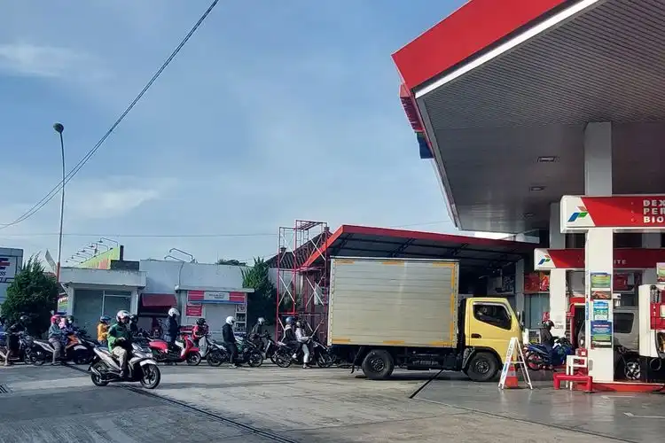 Aneh Harga Pertalite dan BBM Lainnya Naik, Warga Keluhkan Antrean Makin Panjang