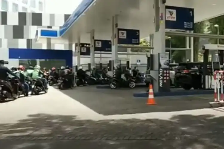 Gak Tahan Antrian di SPBU Pertamina Mengular Masyarakat Berbondong Beralih Ke SPBU Vivo 