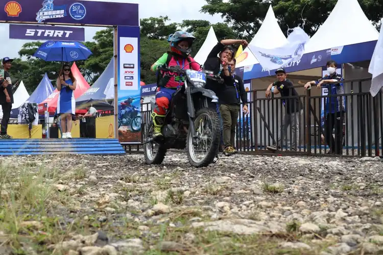 Nanda Helmia Pratiwi  Peserta Wanita Shell bLU cRU Yamaha Enduro Challenge, Pamer Kemampuan Taklukan WR 155 R