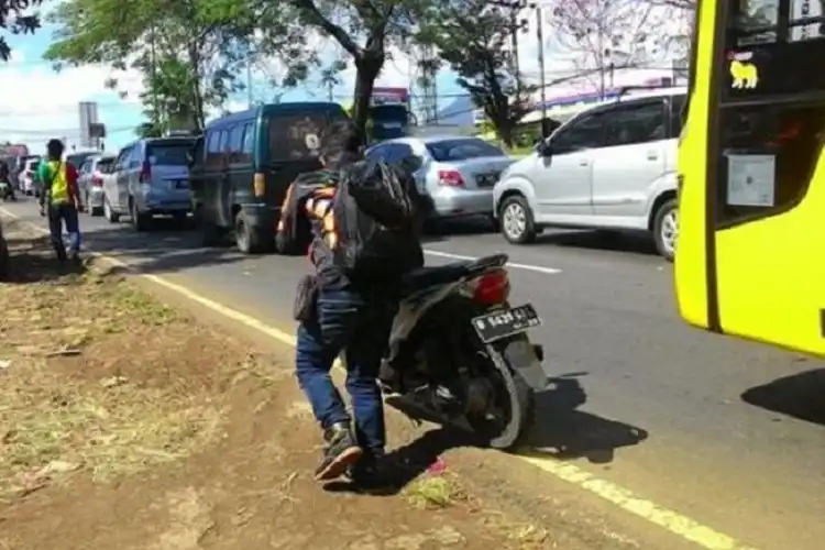 Jangan Asal Tolong Orang Tuntun Motor Mogok, Ini Akibat yang Terjadi