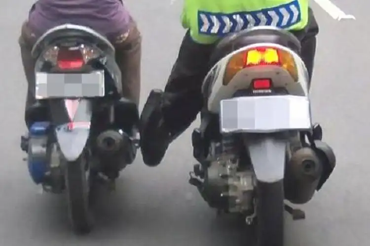 Kejadian Ini Bikin Bikers Mikir-mikir Menolong Motor Mogok Minta Stut di Jalan, Kenali Modusnya!