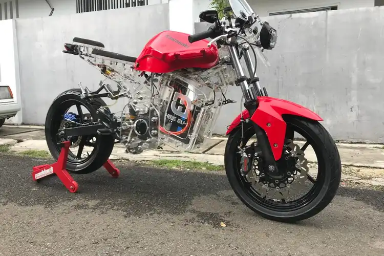 Motor Listrik Full Rangka Akrilik Tembus 101 Km/Jam, Ninja 250 Tenaga Listrik!