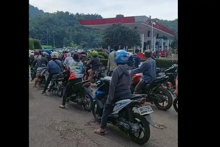 Pasca Gempa Bumi Cianjur, Warga Antre BBM di SPBU Sampai 2 Jam Lebih