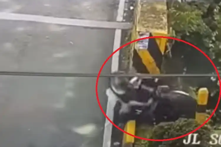 Detik-detik Motor Yamaha NMAX dan Ridernya Terjun ke Parit dari Jembatan di Malang