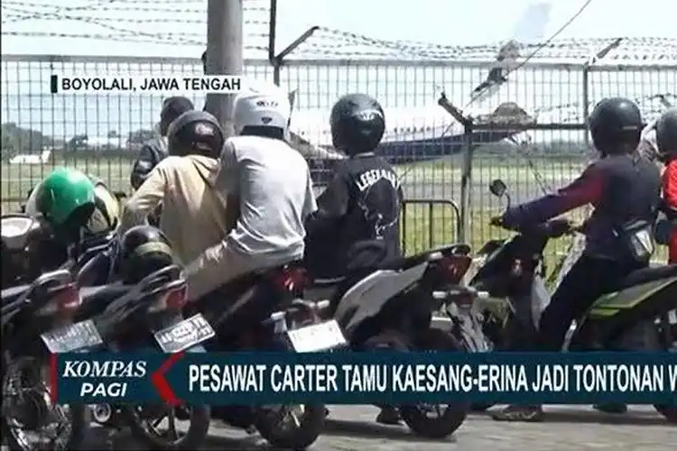 Pemotor Sampai Melongo, Pesawat Carter Tamu Pernikahan Kaesang-Erina Jadi Tontonan Warga