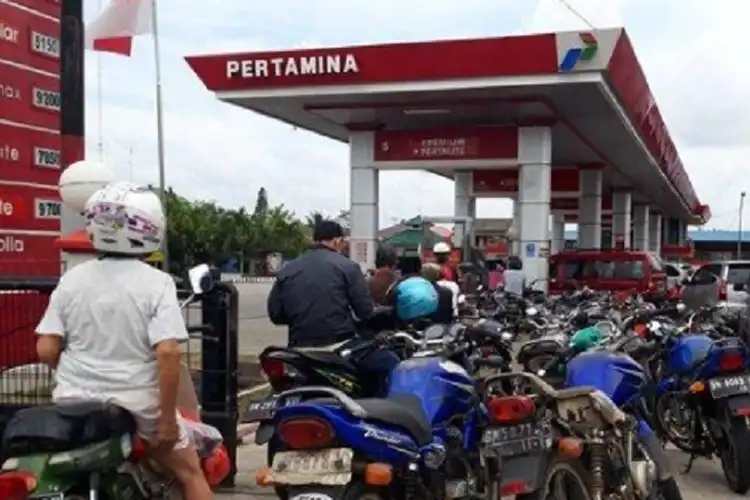 Antrian Mengular Kelangkaan Pertalite dan Solar Belum Teratasi, Pemkab Lembata Kecam Distributor
