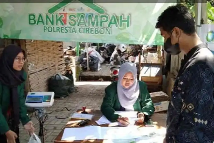 Keren Nih, Bikin SIM Baru Bisa Bayar Pakai Sampah Berlaku Di Cirebon