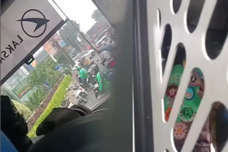 Mencekam, Sopir Dan Kondektor Bus TransJakarta Diserang Driver Ojol, Penumpang Teriak Histeris
