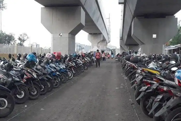 9 Lokasi Parkir Motor di Jakarta Buat Bikers Yang Mau Naik Kendaraan Umum