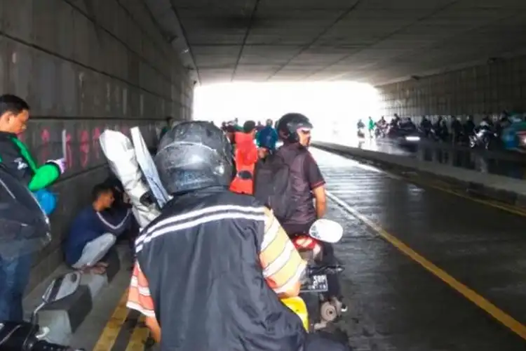 Intensitas Hujan Naik, Bikers Dilarang Berteduh di Underpass