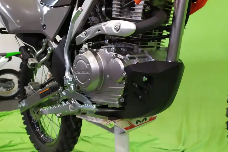 Kenapa New Kawasaki KLX150 2023 Masih Pakai Mesin Karburator? 
