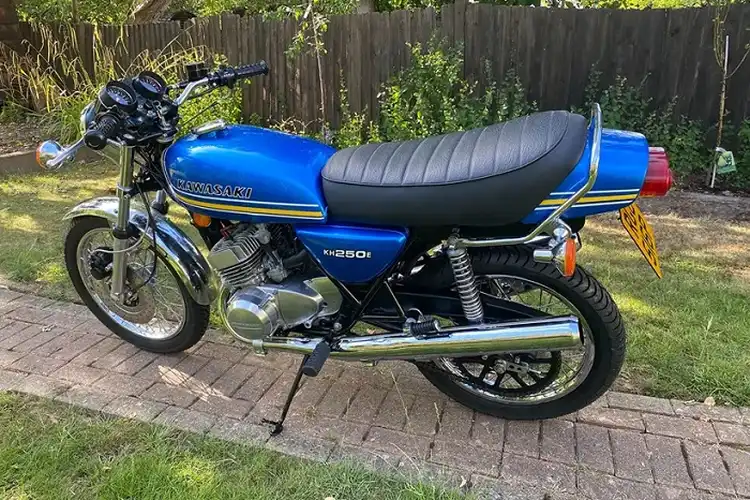 Unik Modifikasi Motor Listrik Kawasaki KH250, Mesin dan Knalpot Masih Dipasang