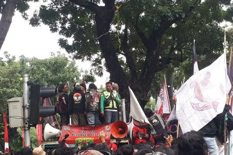 Memanas, Demo Ojol Tuntut Pencopotan Kadishub DKI Jakarta Terkait ERP, Pagar Balai Kota Sampai Roboh