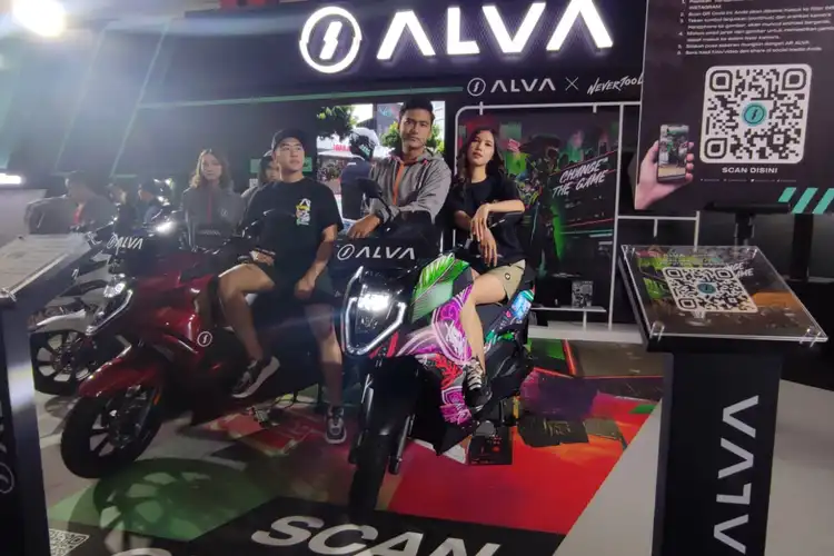 Kolaborasi Motor Listrik ALVA One X  NeverTooLavish Hadir di IIMS 2023